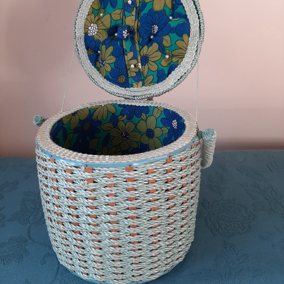 Vintage sewing basket - Picture 2 of 7
